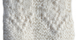 Balto dūraiņu raksts. 