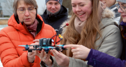 Dronu tehnoloģijas ir lauksaimniecības sastāvdaļa un ir svarīgi, ka jaunie speciālisti tās apgūst jau mācību laikā.