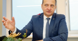 "Iepirkuma cenu svārstības ir ierastas un prognozējamas, tādēļ gribētos cerēt, ka attiecībā uz laukaugiem – gan dārzeņiem, gan graudiem – četrus gadus pēc kārtas slikti nevajadzētu būt," prognozē A.Krauze.