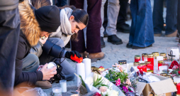 Sērotāji iededz sveces, pulcējoties pie improvizēta piemiņas memoriāla, lai noliktu ziedus, sveces un atvadu vēstījumus pie bāra Constellation 2026. gada 4. janvārī Kranmontanā, pieminot Jaungada naktī notikušā ugunsgrēka upurus greznajā Alpu slēpošanas kūrortā. Sērotāji iededz sveces, pulcējoties pie improvizēta piemiņas memoriāla, lai noliktu ziedus, sveces un atvadu vēstījumus pie bāra Constellation 2026. gada 4. janvārī Kranmontanā, pieminot Jaungada naktī notikušā ugunsgrēka upurus greznajā Alpu slēpošanas kūrortā.