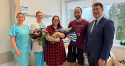 Dvīnīšu vecāki Evija un Jānis ar jaundzimušajiem. Dvīnīšu vecāki Evija un Jānis ar jaundzimušajiem.