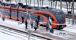Rīgas Centrālajā dzelzceļa stacijā pienāk zīmola "Elron" vilciens.
