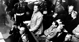 Reihsmaršals Hermans Gērings uz apsūdzēto sola Nirnbergas kara noziegumu prāvā, 1945. gada 21. novembrī. Reihsmaršals Hermans Gērings uz apsūdzēto sola Nirnbergas kara noziegumu prāvā, 1945. gada 21. novembrī.