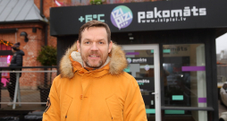 "Uzņēmumam ir visotaļ ambiciozi attīstības plāni – trīs gadu laikā, piesaistot franšīzes partnerus un investīcijas 1,5 miljonu eiro apjomā, visā Latvijā izveidot plašu tīklu, kurā būtu 160 pakomāti," atklāj uzņēmuma "IziPizi" dibinātājs un līdzīpašnieks Rolands Dzenis.