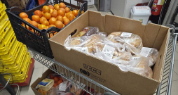 2024. gadā Latvijā tika radīti vairāk nekā 269 tūkstoši tonnu pārtikas atkritumu. Ražošanā, pārstrādē un ēdināšanā atkritumu apjoms samazinās, taču mājsaimniecībās un tirdzniecībā – palielinās. Viens no risinājumiem šai problēmai ir pārtikas ziedošana labdarības organizācijām, un tā kļūst arvien populārāka.