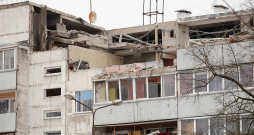 Mājai Rīgā, Bauskas ielā, noteikts avārijas stāvoklis, un tās ekspluatācija aizliegta. Vakar pašvaldība organizēja dzīvokļu īpašnieku sapulci, lai lemtu par sertificēta būvinženiera piesaistīšanu ēkas stāvokļa ekspertīzei.