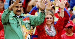 Venecuēlas "revolucionārais pāris" – Nikolā Maduro un Sīlija Floresa. Viņus vienoja vara, nauda un narkobizness. Attēlā abi priekšvēlēšanu mītiņā Karakasā 2018. gada 17. maijā.