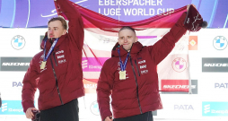 Eduards Ševics-Mikeļševics (no kreisās) un Lūkass Krasts pēc pirmās uzvaras karjerā Pasaules kausa posmā.