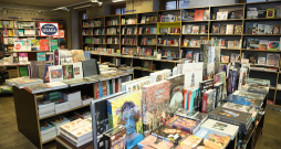 Arī grāmatnīcu "Globuss" piedāvājumā redzams, ka pircēji labprāt izvēlas gan latviešu autoru grāmatas – tā ir tendence, kas jau gadiem iepriecina gan autorus, gan izdevējus –, gan arī dažāda veida tulkoto literatūru.