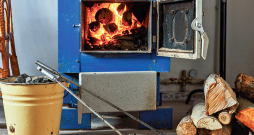 Siltumnesējs, pakāpeniski uzsilstot, ceļas līdz sistēmas augstākajam punktam un plūst caur slīpi stiprinātām caurulēm. Cirkulācijas rezultātā ūdens uzsilda radiatorus.