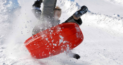 Mediķi atgādina – braucot ar ragaviņām no kalna, nevajadzētu arī aizmirst par drošību.