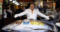 Suši ēdinātavu ķēdes "Sushi-Zanmai" vadītājs Kijoši Kimura. Suši ēdinātavu ķēdes "Sushi-Zanmai" vadītājs Kijoši Kimura.