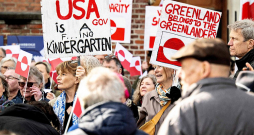 Protests pie ASV vēstniecības Kopenhāgenā pērn: "Grenlande pieder grenlandiešiem!" Protests pie ASV vēstniecības Kopenhāgenā pērn: "Grenlande pieder grenlandiešiem!"