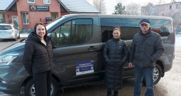 Kad pierod un iepazīst, visi ir apmierināti – par jauno pārvietošanās iespēju laukos saka pārvadātāju pārstāve Elīna Kramēna (no kreisās) un pasažieri no Vānes Kristīne Mitrofanova un Ivans Zvirs. Fonā – busiņš, ar kuru tiek pārvadāti pasažieri.