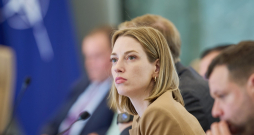 Kultūras ministre Agnese Lāce (P).