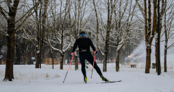 Ziemas prieki slēpošanas trasē Uzvaras parkā. Ziemas prieki slēpošanas trasē Uzvaras parkā.