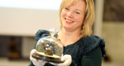 Latvijas Nacionālā dabas muzeja Komunikācijas nodaļas vadītāja, zooloģe Inta Lange piedalās dabas simbola "Gada dzīvnieks 2026" paziņošanas un informācijas stenda atklāšanas pasākumā Latvijas Nacionālajā dabas muzejā.