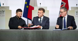 Labas gribas koalīcijas valstu līderu sanāksmē Parīzē otrdien Ukrainas prezidents Volodimirs Zelenskis (no kreisās), Francijas prezidents Emanuels Makrons un Apvienotās Karalistes premjerministrs Kīrs Stārmers parakstīja deklarāciju par daudznacionālo spēku izvietošanu Ukrainā pēc kara beigām. "Pēc pamiera noslēgšanas Apvienotā Karaliste un Francija Ukrainā izveidos militārās bāzes," pēc sarunām paziņoja Stārmers.