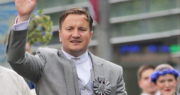 Kora “Kamēr…” mākslinieciskais vadītājs un galvenais diriģents Jurģis Cābulis Dziesmu
un deju svētku gājienā 2023. gadā.