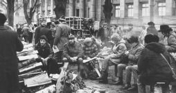 Barikādes un to aizstāvji pie Latvijas Republikas Ministru Padomes ēkas.