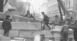 Barikāžu celšana pie Latvijas Republikas Augstākās Padomes ēkas.