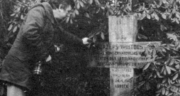 Trimdas izdevumi vēsta, ka Raimonds Pauls 1979. gadā kļuva par pirmo mūziķi no okupētās Latvijas, kurš nolika ziedus 1948. gadā mirušā komponista Jāzepa Vītola atdusas vietā Lībekas Forverka kapos. Trimdas izdevumi vēsta, ka Raimonds Pauls 1979. gadā kļuva par pirmo mūziķi no okupētās Latvijas, kurš nolika ziedus 1948. gadā mirušā komponista Jāzepa Vītola atdusas vietā Lībekas Forverka kapos.