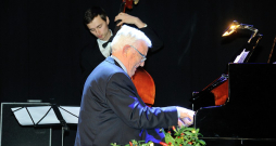 Raimonds Pauls pie klavierēm Nacionālās kino balvas "Lielais Kristaps" pasniegšanā 2016. gadā.