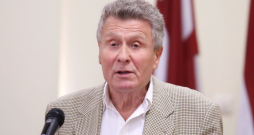 Apgāda "Zelta Ābele" pārstāvis un Kārļa Goppera mazdēls Kārlis Goppers.