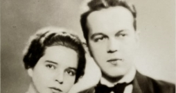 Ziedotājas Anitas Rožlapas vecāki, Latvijas Nacionālās operas scenogrāfs Pēteris Rožlapa ar dzīvesbiedri Vilmu Rožlapu 1930. gados.