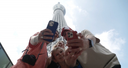 "Četri uz koferiem" Tokijā.