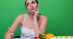 Arvien vairāk speciālistu izmanto pieeju, ko dēvē par cikla uzturu – uztura un dzīvesveida pielāgošanu sievietes dabiskajam hormonālajam ritmam. 