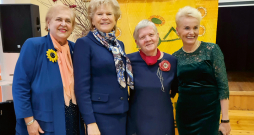 Pirms 25 gadiem un arī tagad lauku sievietes darboties mudina un iedrošina (no kreisās): LBTU profesore Baiba Rivža, raidījuma "Savai zemītei" vadītāja, žurnāliste Daina Bruņiniece, bijusī Latvijas Lauku konsultāciju un izglītības centra Bauskas biroja vadītāja Eleonora Maisaka, uzņēmēja un Saeimas deputāte Aiva Vīksna. Pirms 25 gadiem un arī tagad lauku sievietes darboties mudina un iedrošina (no kreisās): LBTU profesore Baiba Rivža, raidījuma "Savai zemītei" vadītāja, žurnāliste Daina Bruņiniece, bijusī Latvijas Lauku konsultāciju un izglītības centra Bauskas biroja vadītāja Eleonora Maisaka, uzņēmēja un Saeimas deputāte Aiva Vīksna.