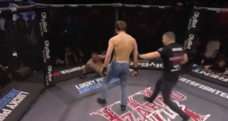 Ekrānuzņēmums no cīņas. Ekrānuzņēmums no cīņas.