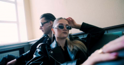 Mūzikas izpildītāja DEI videoklipa filmēšanas laikā.