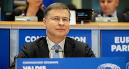 Eiropas Komisijas komisārs ekonomikas un produktivitātes jautājumos Valdis Dombrovskis: "Eiropas Savienība ir atgriezusies pie pirktspējas un reālo algu pieauguma. Pirms dažiem gadiem tas tā nebija, jo tolaik algas netika līdzi augstajai inflācijai."