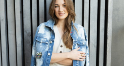 "Tā kā Latvijā nav pārāk daudz apmeklētāju ziņā īpaši lielu pasākumu – gadā vien pāris nozīmīgas konferences un dalībnieku skaits ir aptuveni divi tūkstoši –, fokusējamies uz ārvalstu tirgiem. Jau šobrīd strādājam visā Baltijas reģionā, kā arī Francijā, Spānijā un Rumānijā, plānojam savu produktu pārdot arī citviet Eiropā – Lielbritānijā, Vācijā un Austrijā, kā arī ASV, kur tiek rīkots milzum daudz vērienīgu pasākumu," stāsta uzņēmuma "The Crowd" līdzdibinātāja Luīze Dārta Sietiņa.