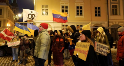 Pie Rīgas pils notiek kopienas centra "Maiznīca" rīkots protests "Rokas nost no Venecuēlas".