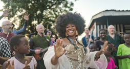 Abiana, pilnā vārdā Eldaha Nā Abiana Diksone, ir Ganā ļoti populāra skatuves zvaigzne. Par sadarbību ar Latvijas mūzikas grupu "Auļi" viņa saka: "Es sajutu viņu enerģiju, dzīvoju viņu ritmā un reaģēju instinktīvi."