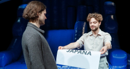 Kārlis Dzintars Zahovskis (no labās) pēc Andra Kalnozola romāna motīviem veidotajā Valmieras teātra izrādē "Kalendārs mani sauc".