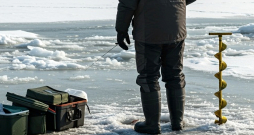 Zemledus makšķerēšana. Ilustratīvs attēls. Zemledus makšķerēšana. Ilustratīvs attēls.