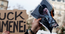Demonstrants dedzina Irānas augstākā līdera ajatollas Alī Hāmenejī fotogrāfiju protesta akcijas laikā, paužot solidaritāti ar Irānas tautu uz valdību vērsto protestu fonā, kas plosās visā Irānā. Pasākums notika Parīzē, Francijā, 2026. gada 11. janvārī.