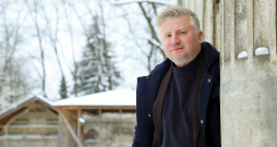 Dāvis Sīmanis: "Ja patiesi būtu izgudrotas kvalitatīvu dzīvi būtiski pagarinošas zāles, tās uzreiz noslāņotu sabiedrību. Bagātā elite dzīvotu ļoti ilgi, kamēr vairums to nevarētu atļauties."