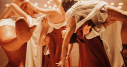 Dejotāju–aktieru – ķermeņi savijas jutekliskā rituālā ap erotiskām skulptūrām.