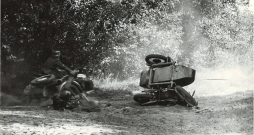 "Kaskadiera darbs nav bezbailība, bet precīzs aprēķins, disciplīna un atbildība par cilvēka veselību un dzīvību," saka "Lielā Kristapa" Mūža balvas ieguvējs Jānis Uldis Veispals. "Kaskadiera darbs nav bezbailība, bet precīzs aprēķins, disciplīna un atbildība par cilvēka veselību un dzīvību," saka "Lielā Kristapa" Mūža balvas ieguvējs Jānis Uldis Veispals.