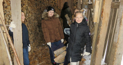 Malku no šķūnīša uz skolas ēku nes Aksels (no kreisās), Daniela un Melānija.