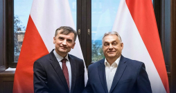 Polijas tieslietu eksministrs Zbigņevs Zjobro (no kreisās) un Ungārijas premjers Viktors Orbāns. Zjobro nav pirmais augsta ranga poļu politiķis, kurš dzimtenē apsūdzēts noziegumos, bet patvēries Orbāna Ungārijā.