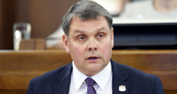 Preiļu novada domes priekšsēdētājs Aldis Adamovičs domā, ka kompromisus novads un ministrija atradīs, līdz Satversmes tiesai lieta nenonāks.