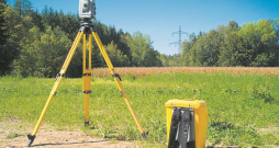 Krasu cenu kāpumu Valsts zemes dienestā skaidro ar birokrātijas mazināšanas pasākumiem – mazāk būšot iesniedzamo dokumentu. Tikmēr mērnieki šādu saistību sadārdzinājumam nesaskata.