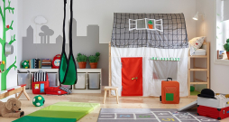 Bērnistabā baltā krāsa ļauj izcelties spilgtajiem pamattoņiem.