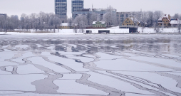 Daugava ziemā pie Rīgas pasažieru ostas. Daugava ziemā pie Rīgas pasažieru ostas.
